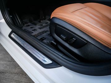 Fahrzeugabbildung BMW 520d xDrive Tour LEDER DRIVING-ASSIST INNOVATION
