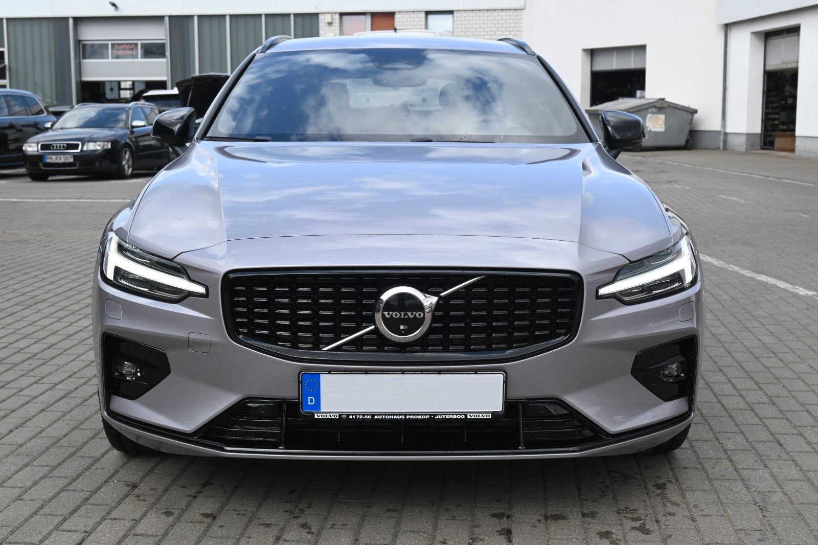 Fahrzeugabbildung Volvo V60 B4 Benzin DKG Plus Dark*FSHZG*360°*ACC