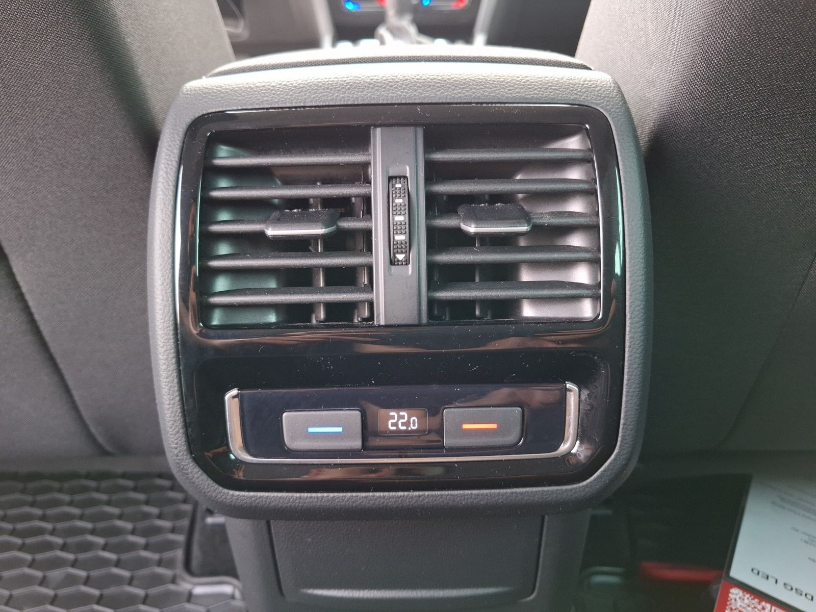 Fahrzeugabbildung Volkswagen Passat Variant TDI Business DSG LED AHK Navi AID