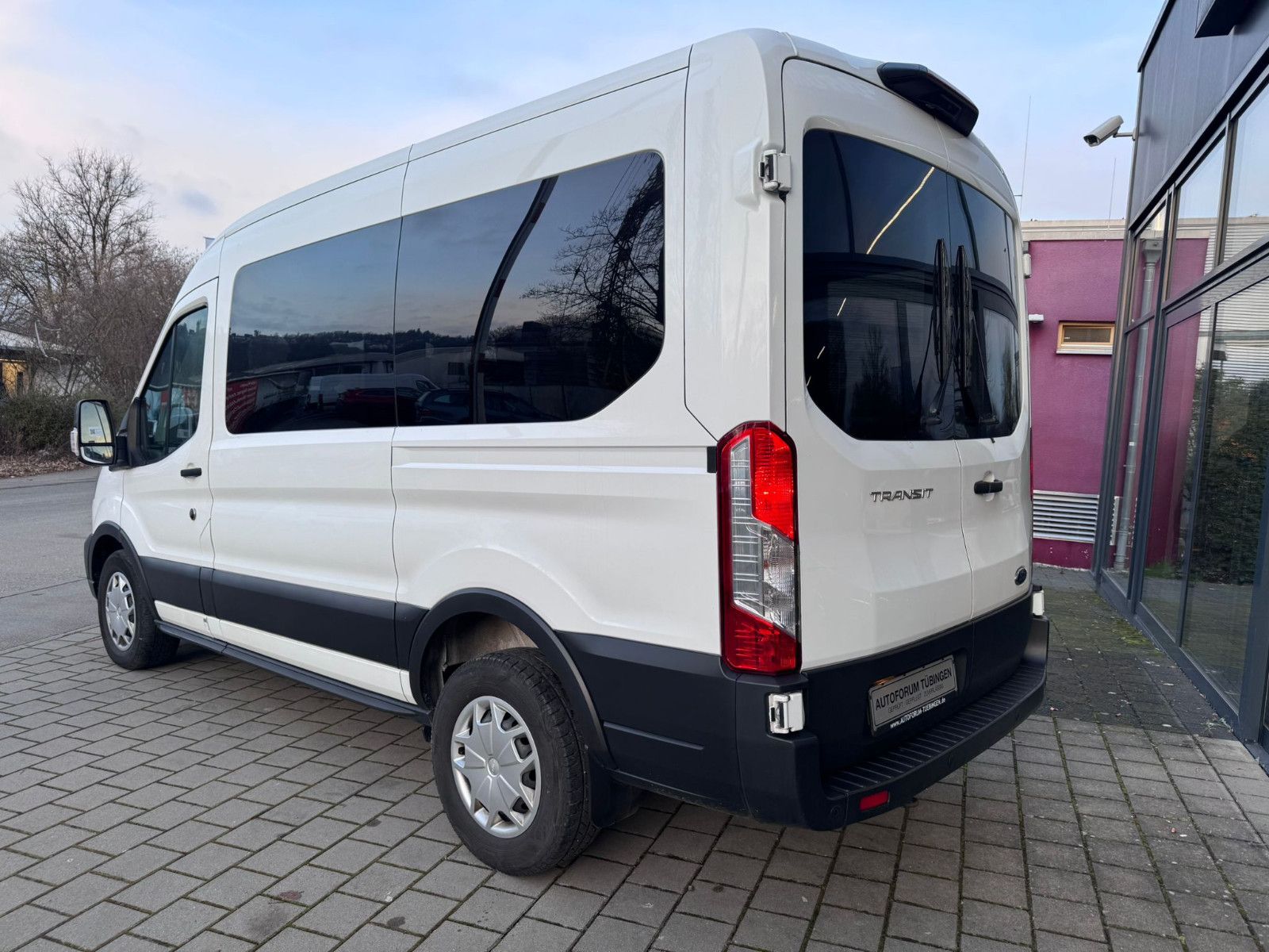 Fahrzeugabbildung Ford TRANSIT 330 L2H2*9-SITZE*LEDER*2xKLIMA*NAVI