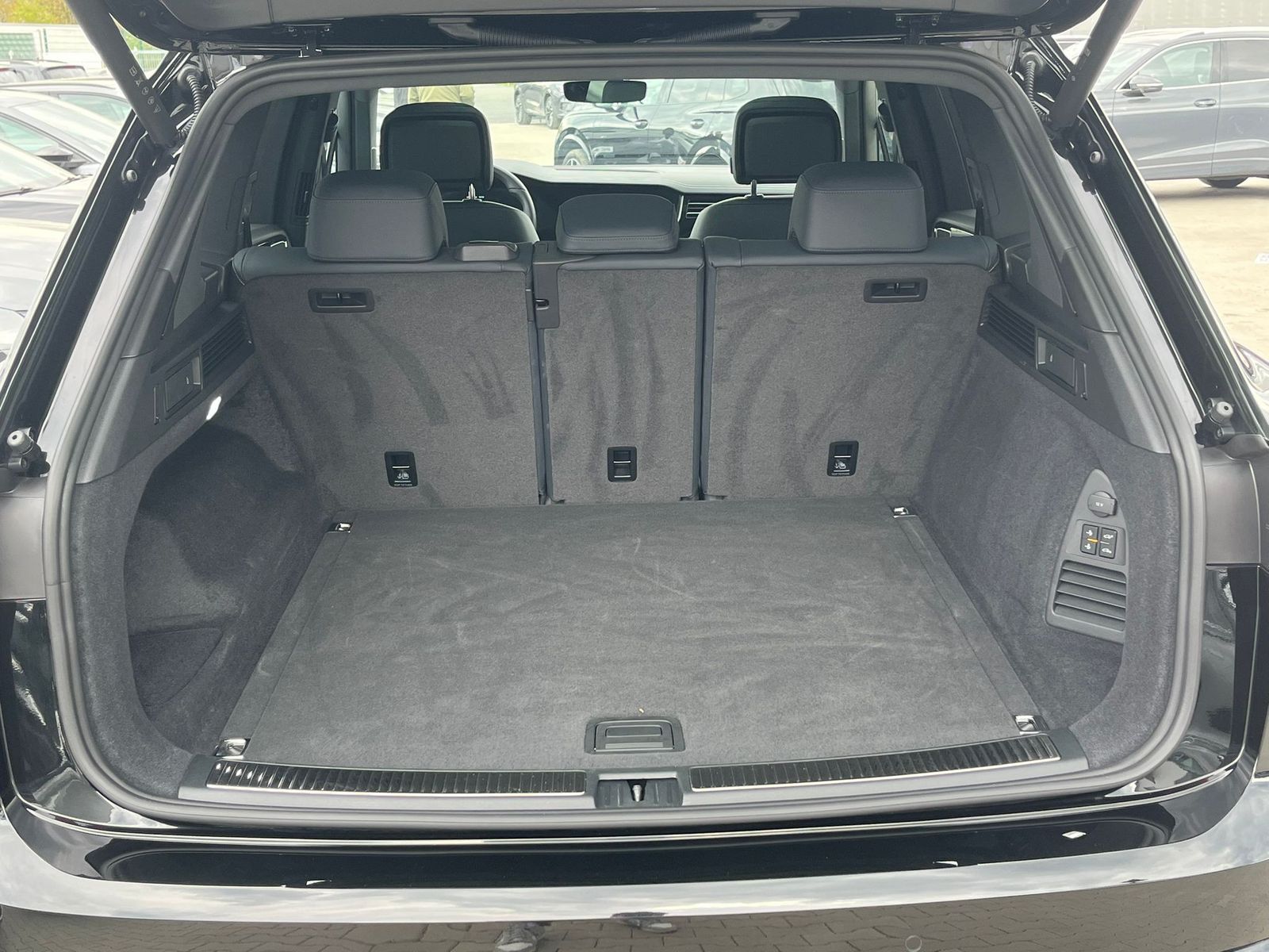 Imagen del vehículo: Volkswagen Touareg 3.0 TDI 4M R-Line VOLL Black 22" UPE 114T