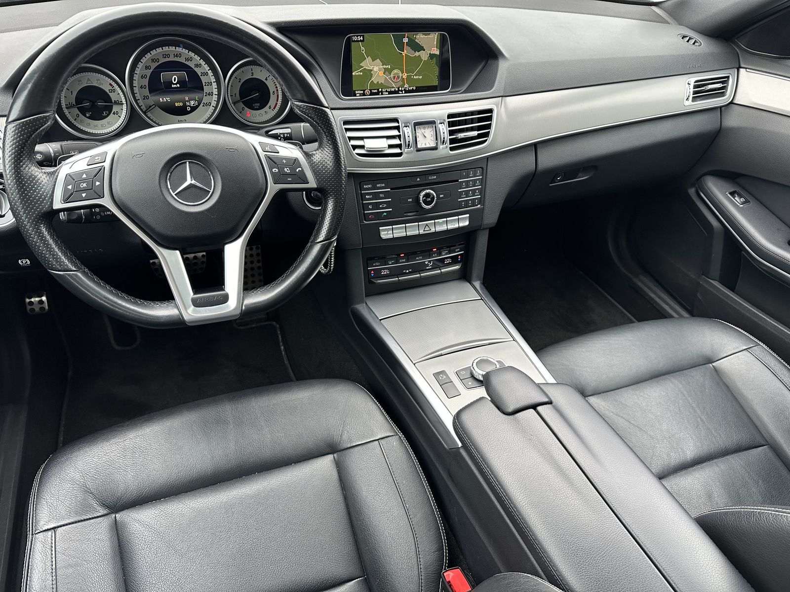 Fahrzeugabbildung Mercedes-Benz E 350 BlueTec 4Matic AMG-Line NAV+LED+PANO+SPURH
