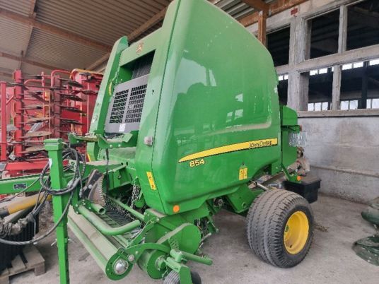 John Deere 854