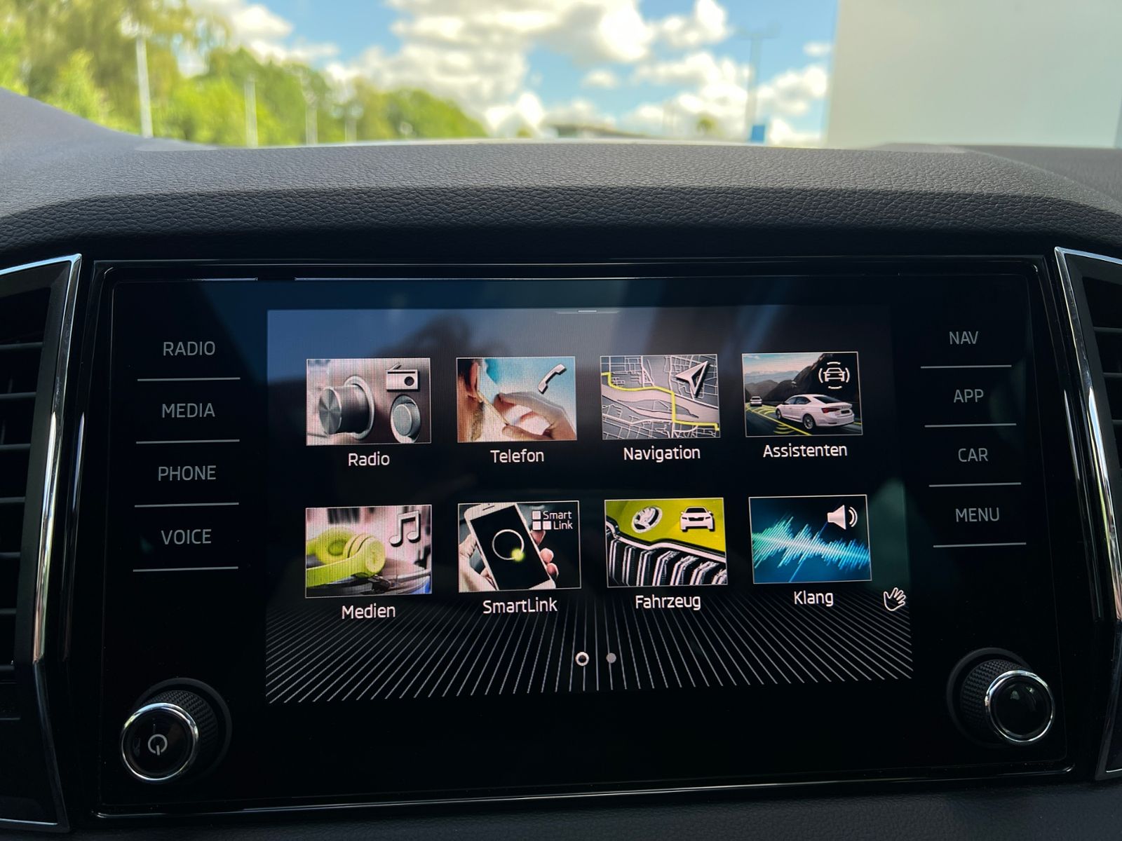 Fahrzeugabbildung SKODA Karoq Clever 1.5 TSI DSG *LED,Pano,Navi,Kamera,1