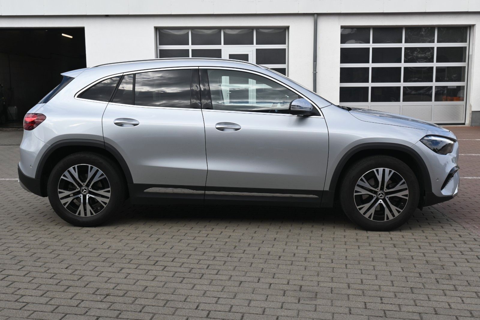 Fahrzeugabbildung Mercedes-Benz GLA 200 DKG Progressive*PANO*CAM*Totw.*AHK