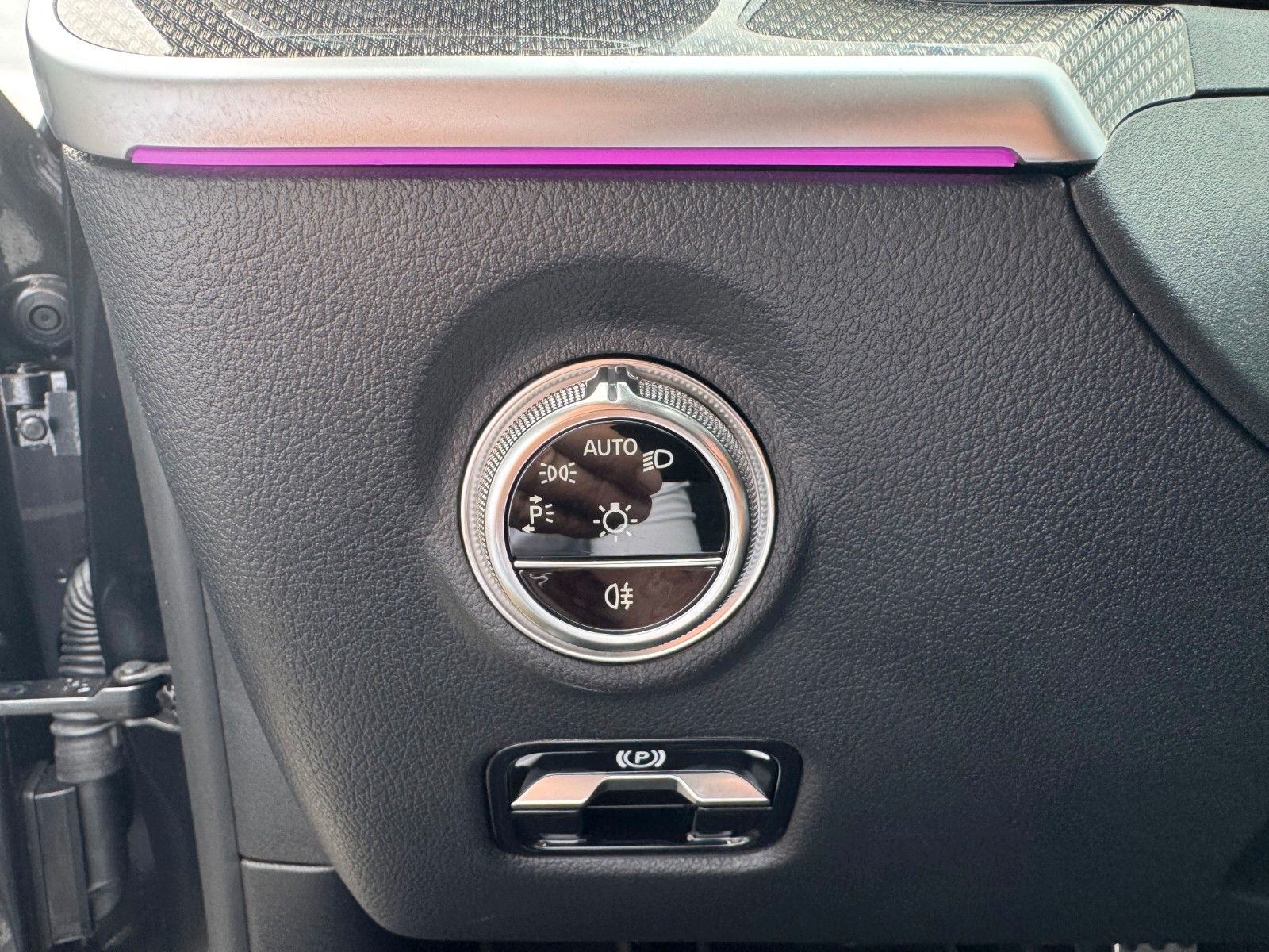 Fahrzeugabbildung Mercedes-Benz C 400e 4M AMG+HUD+RFK+TotW+Ambiente+Night