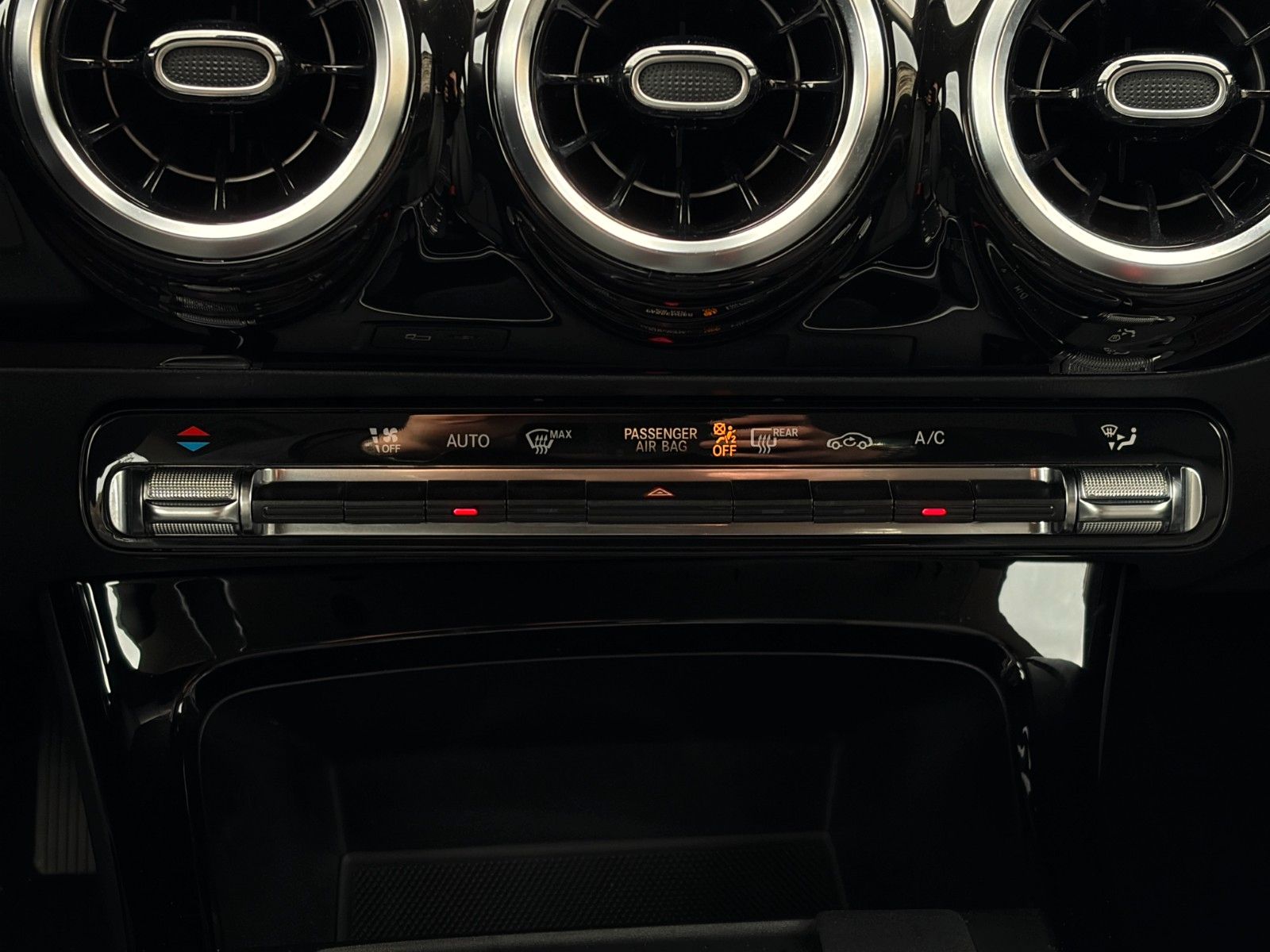 Fahrzeugabbildung Mercedes-Benz CLA 180 SB SHZ LKA TEMP MBUX Navi Wifi CarPlay