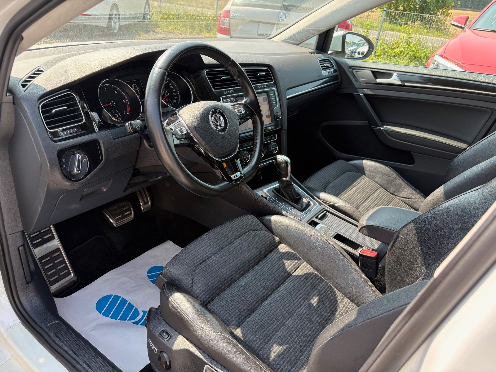 Fahrzeugabbildung Volkswagen Golf VII 2.0 TDI HIGHLINE Navi Xenon Leder SPORT