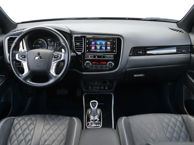 Outlander 2.4 PHEV Top 4WD STAND-HZ/18-ZOLL/LED/