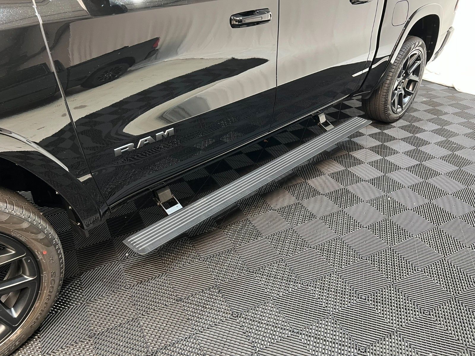 Fahrzeugabbildung Dodge RAM 1500 Laramie Night Premium, LUFT/MFT*AKTION*