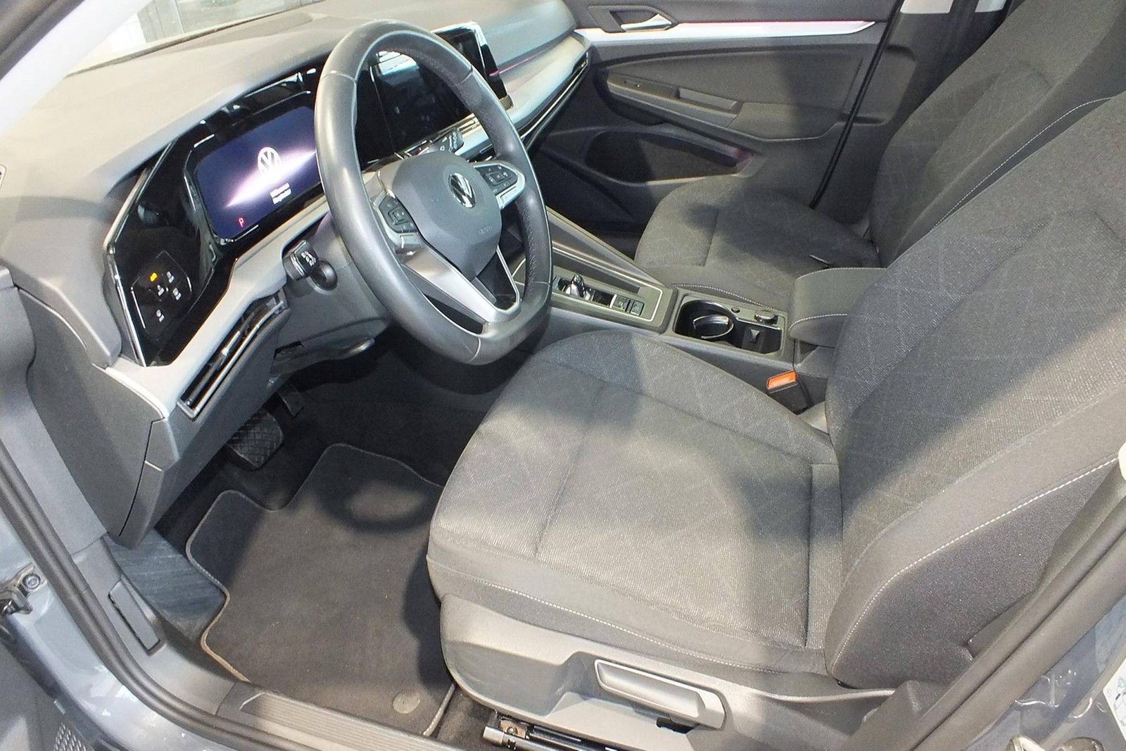 Fahrzeugabbildung Volkswagen Golf VIII Variant eTSI Life DSG LED AHK Navi AID