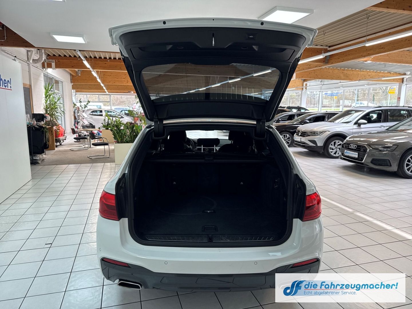 Fahrzeugabbildung BMW 520 d xDrive M Sport Touring Park-Assistent Spor