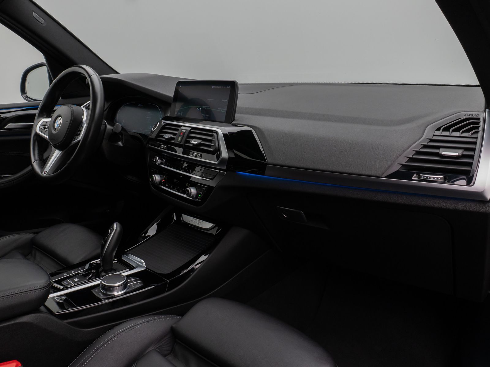 Fahrzeugabbildung BMW X3 xD30e Panorama HUD DAB HiFi Komfort Sport 20"