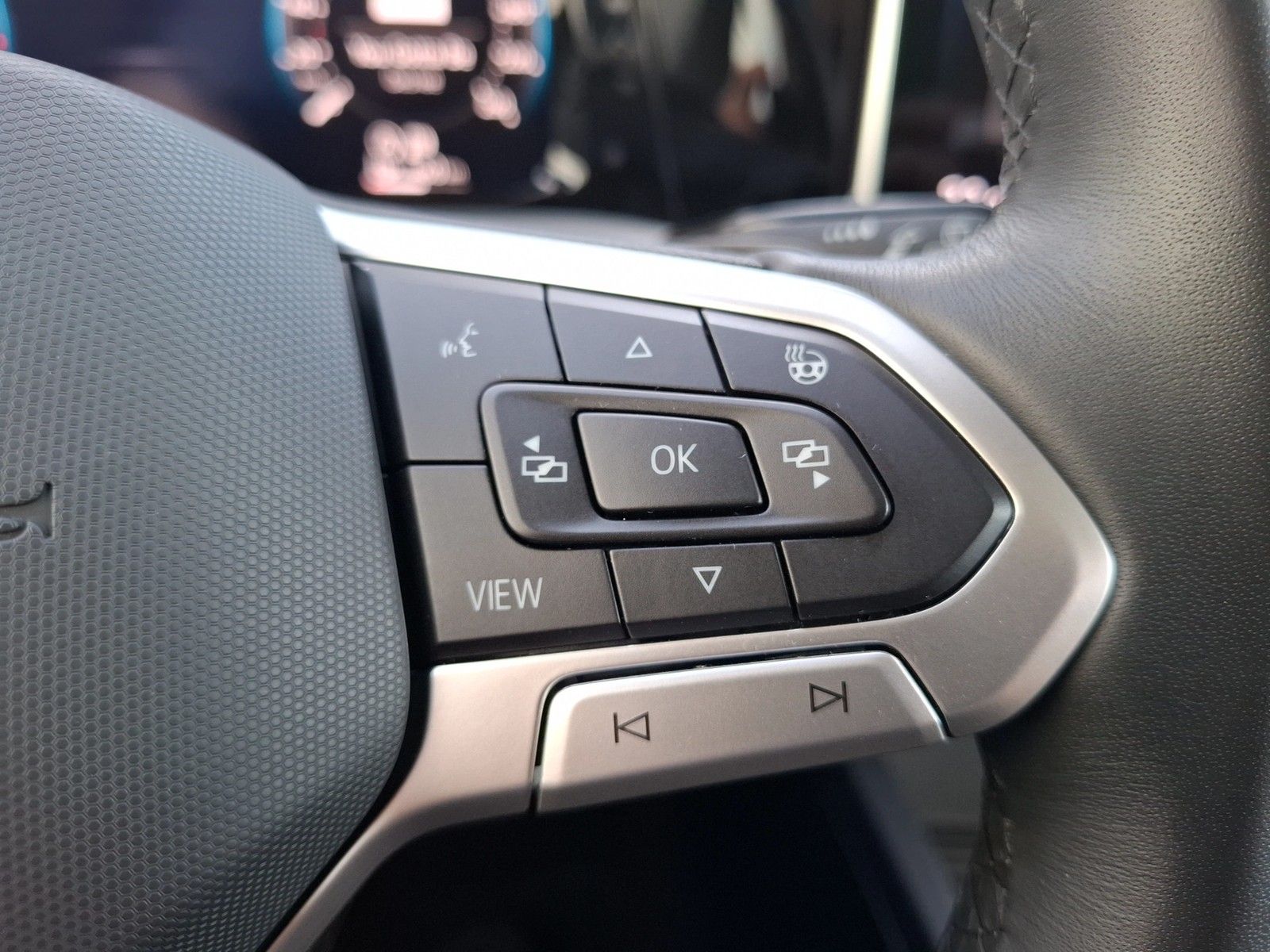 Fahrzeugabbildung Volkswagen Golf VIII Variant eTSI Life DSG LED AHK Navi AID