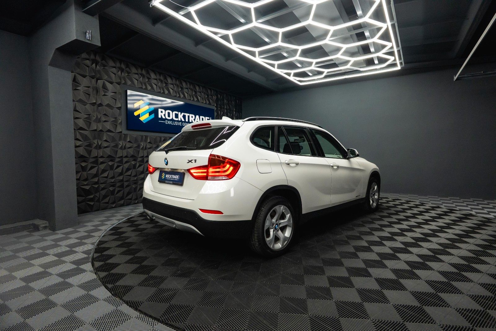 Fahrzeugabbildung BMW X1 xDrive20d Sport Line Autom. Bi-Xenon*Perlmutt