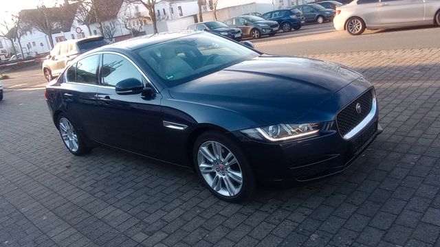 Jaguar XE 20t Auto 1.Hand Leder Navi SSD Rückf elHeckk