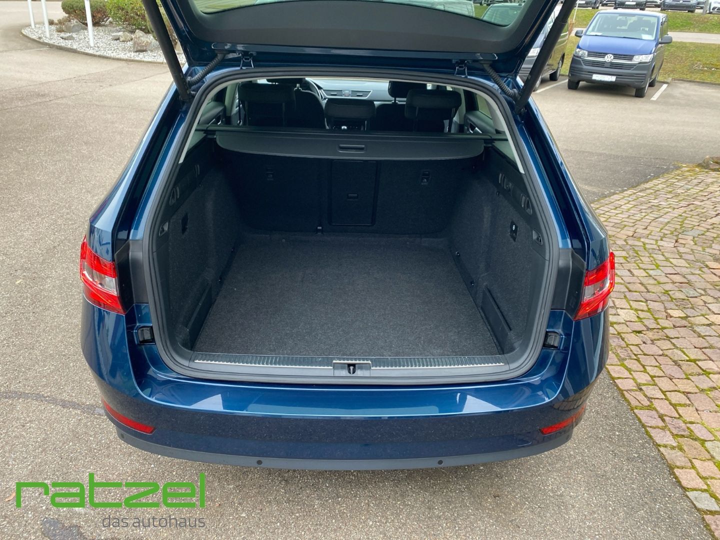 Fahrzeugabbildung SKODA Superb Combi Style 2.0 TSI AHK LED ACC Memory DA