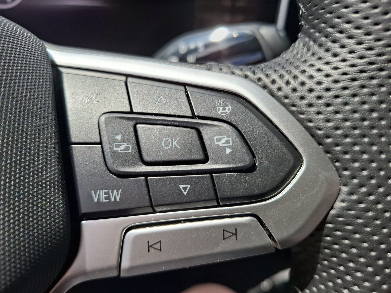 Fahrzeugabbildung Volkswagen Tiguan 2.0 TDI 4M R-Line BLACK*PAN*HK*AHK*MATRIX