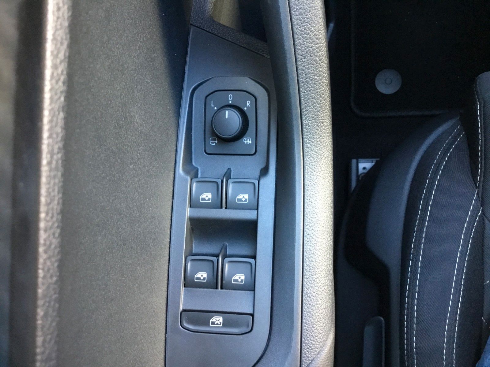 Fahrzeugabbildung SKODA Karoq 2.0l TSI DSG 4x4 Sportline+Pano+Standheizu