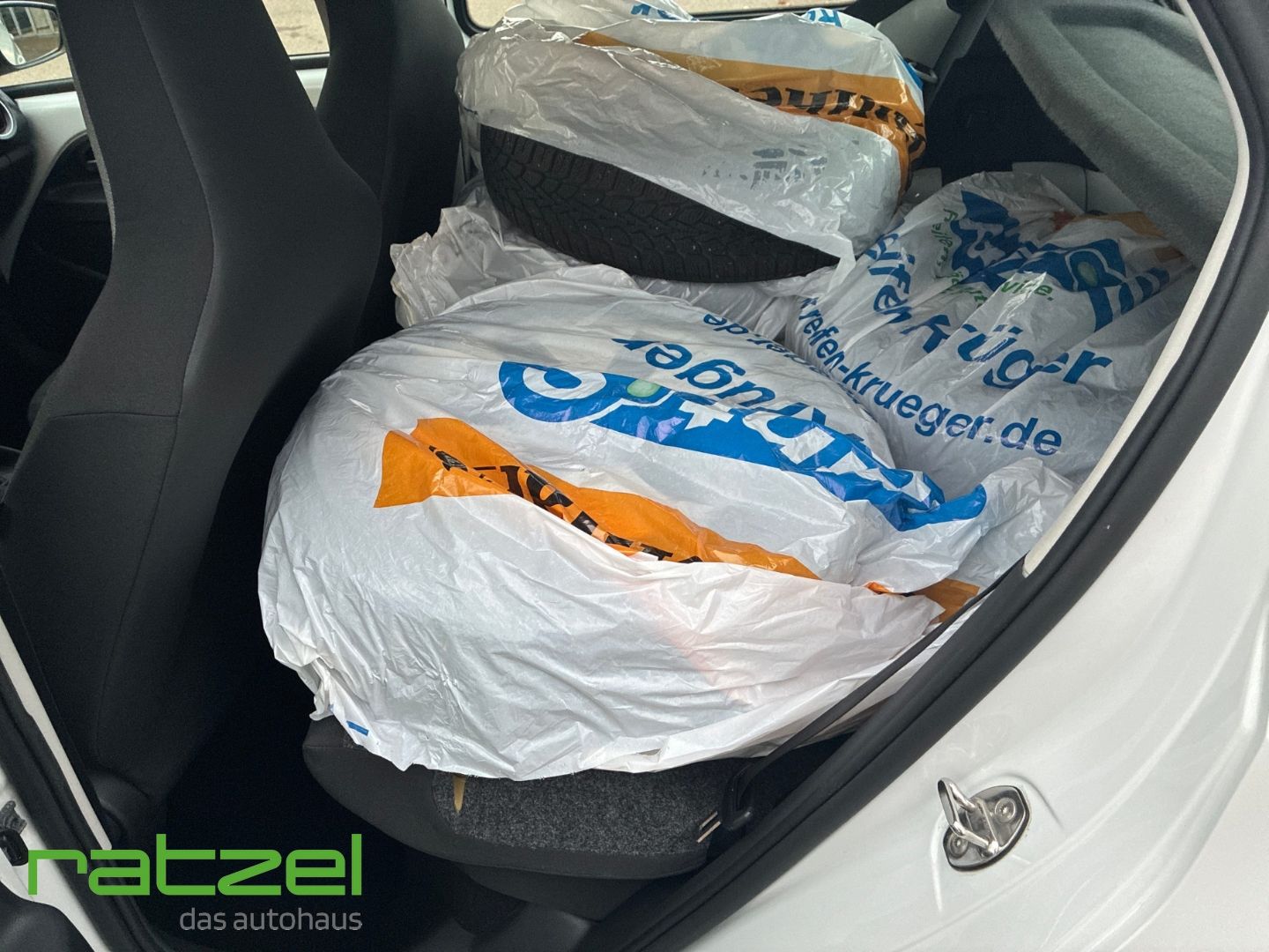 Fahrzeugabbildung Volkswagen up! Basis 1.0 DAB SHZ Rückfahrkam. Temp PDC Rege