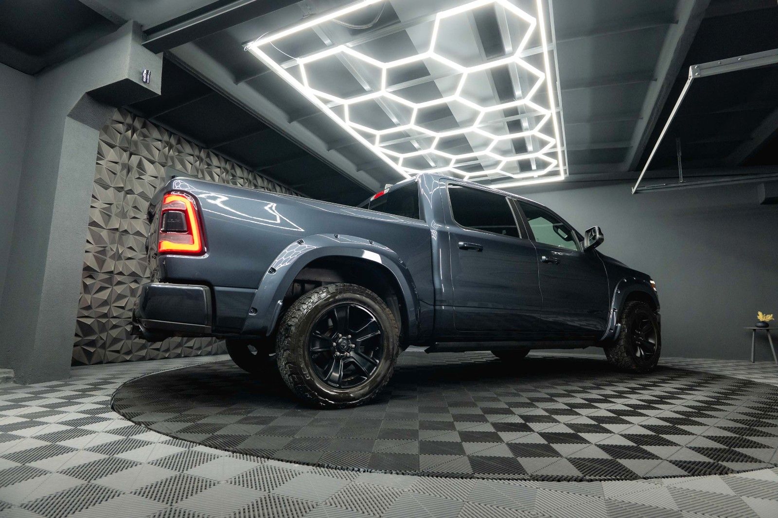 Fahrzeugabbildung Dodge RAM 5.7 V8 HEMI 4x4 OFFROAD Night Limited 19%