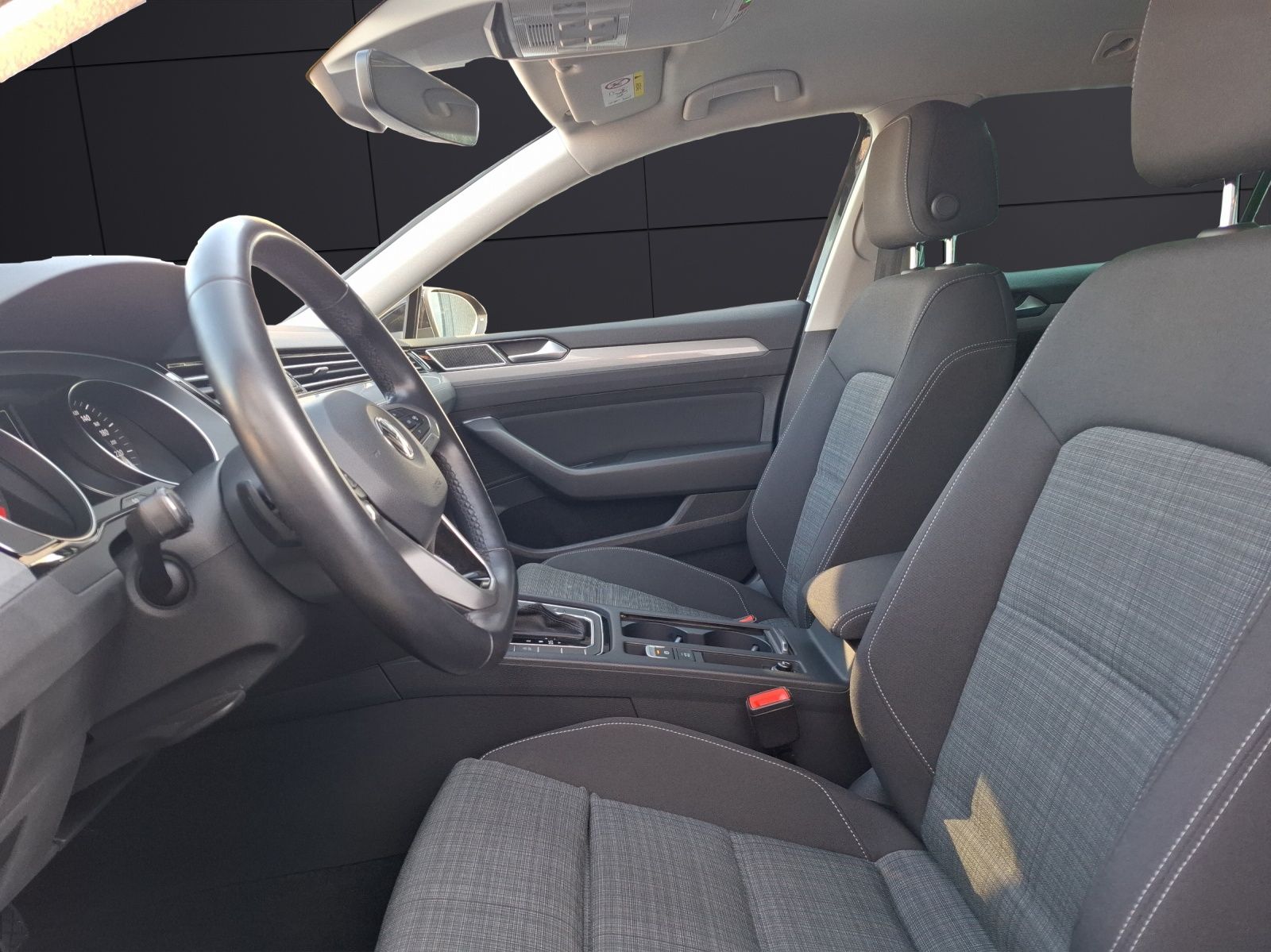 Fahrzeugabbildung Volkswagen Passat Variant TSI DSG AHK LED Navi ACC PDC SH L