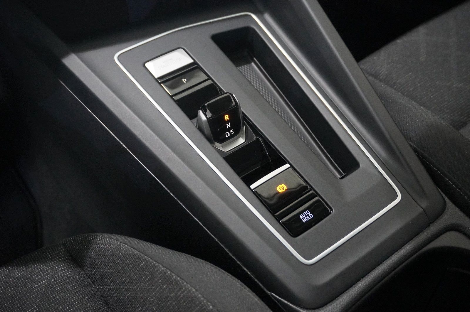 Fahrzeugabbildung Volkswagen Golf VIII Lim. 2.0 TDI LIFE DSG NAVI/LED/VIRTU.