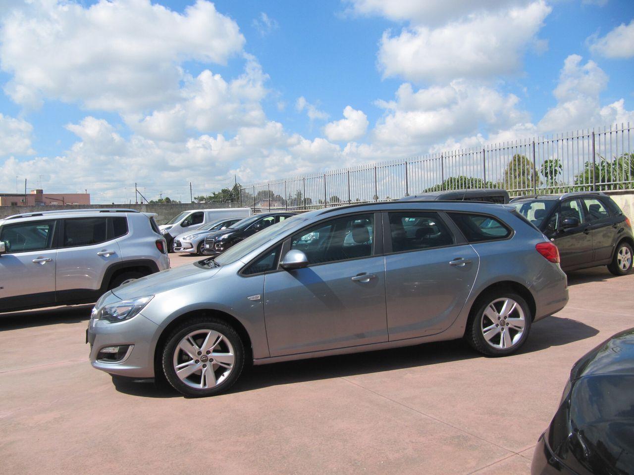 Opel Astra 2013 — вигляд ззаду