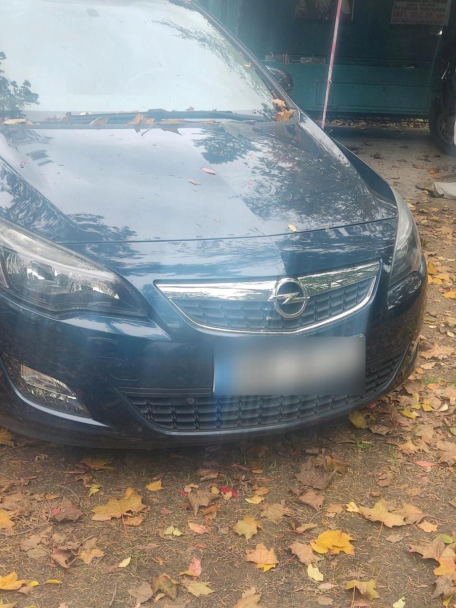 Opel Astra 2011 — engine