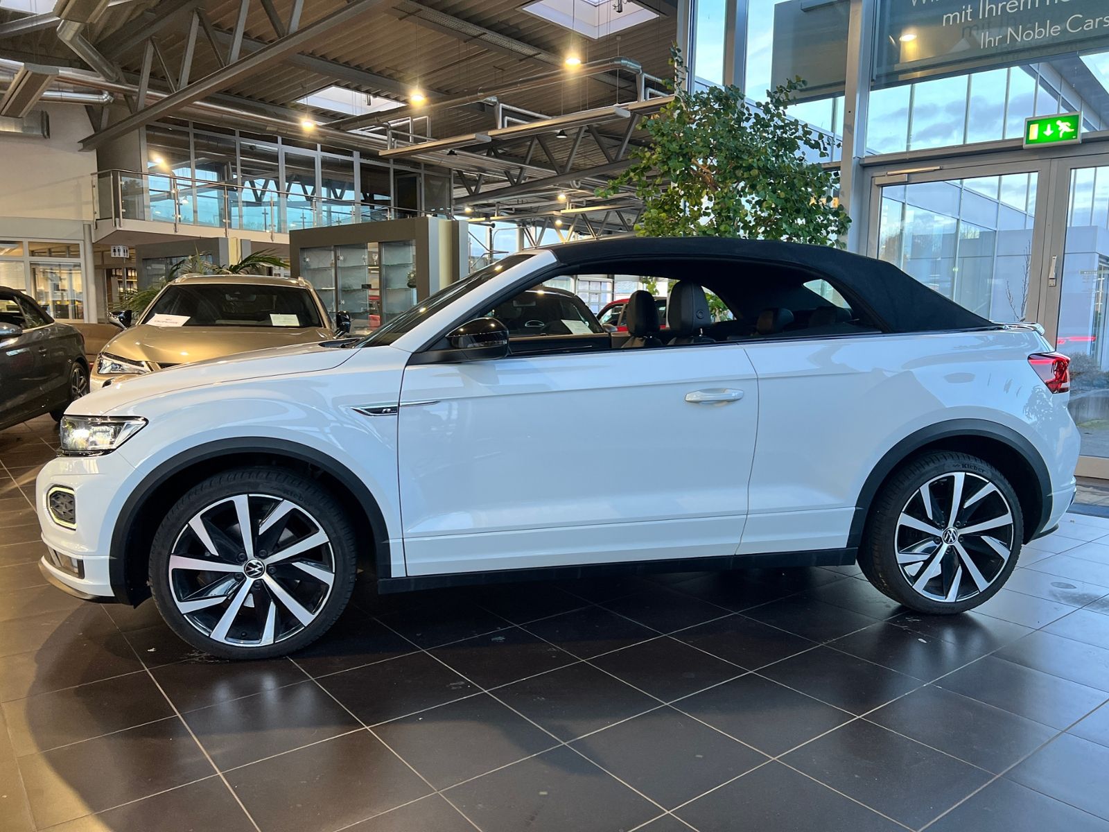 Fahrzeugabbildung Volkswagen T-Roc Cabrio R-Line Black AHK BEATS NAVI SHZ