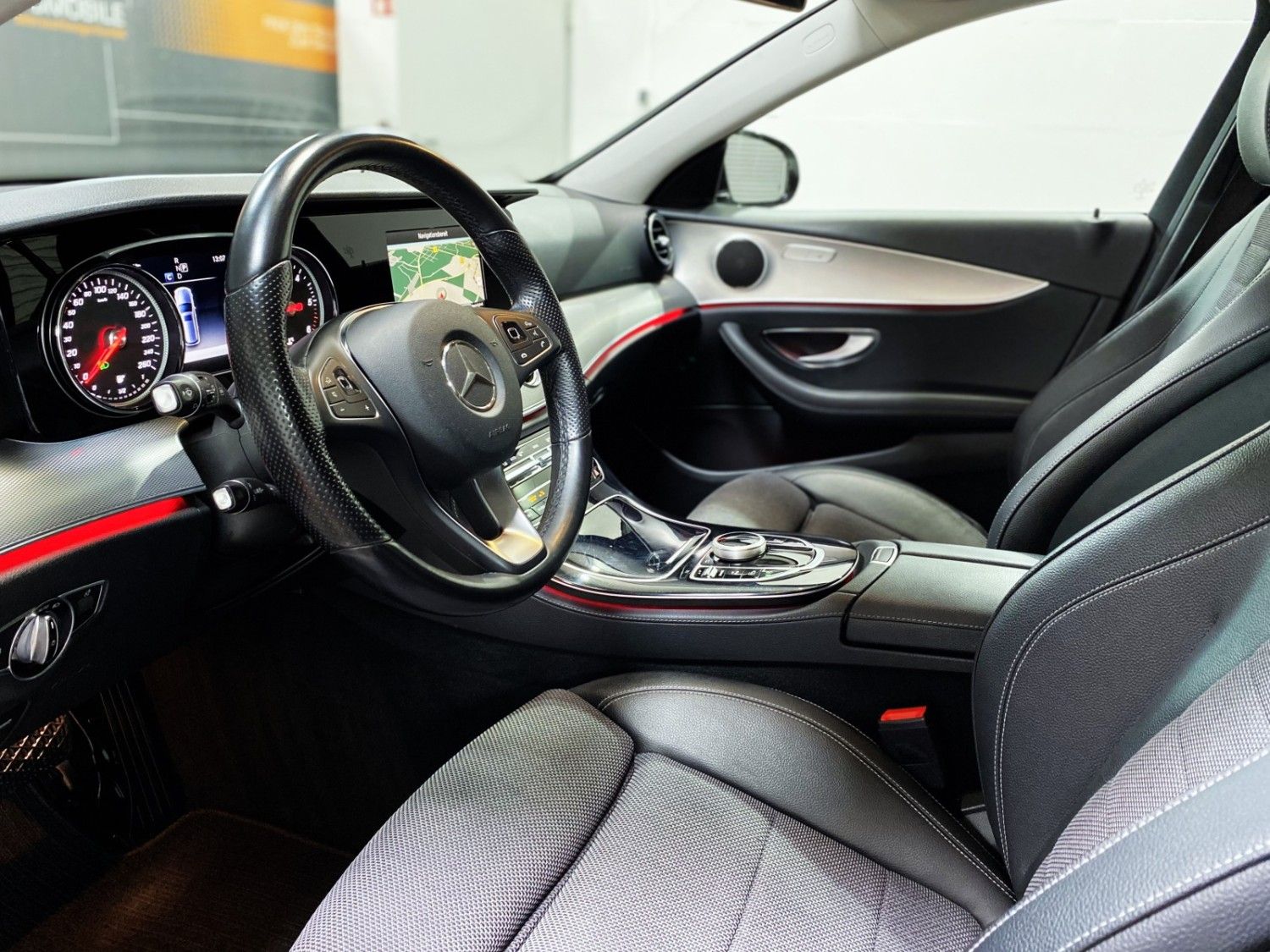 Fahrzeugabbildung Mercedes-Benz E 220 d Avantgarde#MBeam#Kamera#Ambiente#Navi