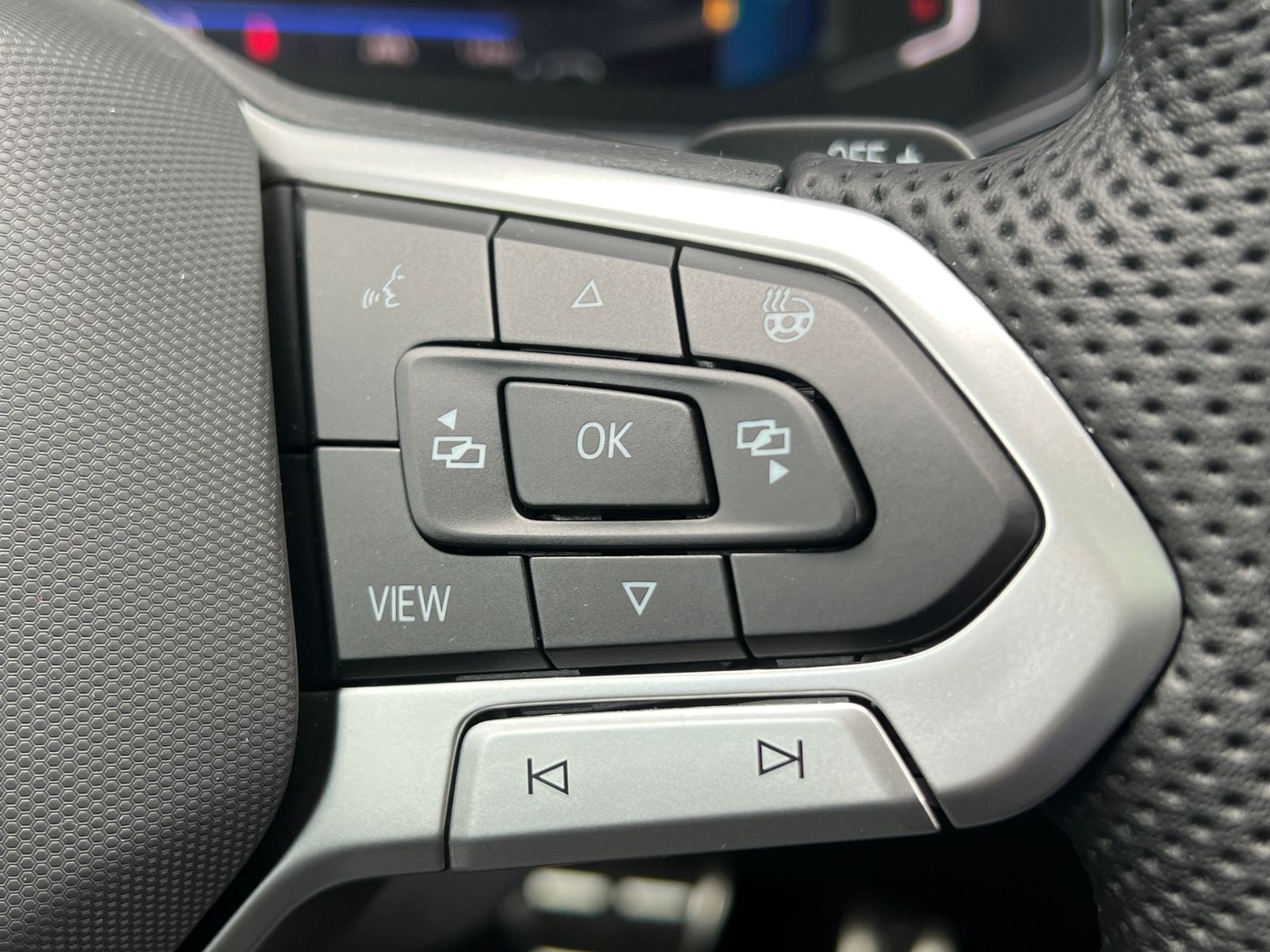 Fahrzeugabbildung Volkswagen T-Roc R-Line 1.5 TSI DSG *AHK, Pano, Black Style