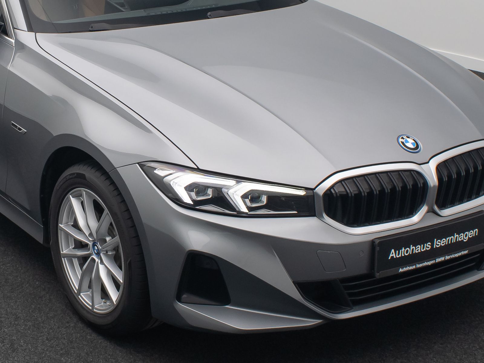 Fahrzeugabbildung BMW 320e Individual DAB HiFi Panorama Sport Leder