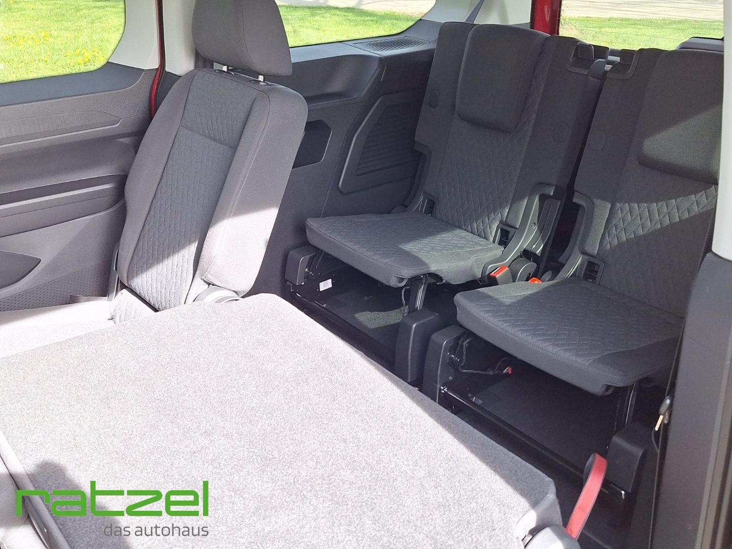 Fahrzeugabbildung Volkswagen Caddy Maxi Edition eHybrid 7-Sitz.+NAVI+LED+ACC
