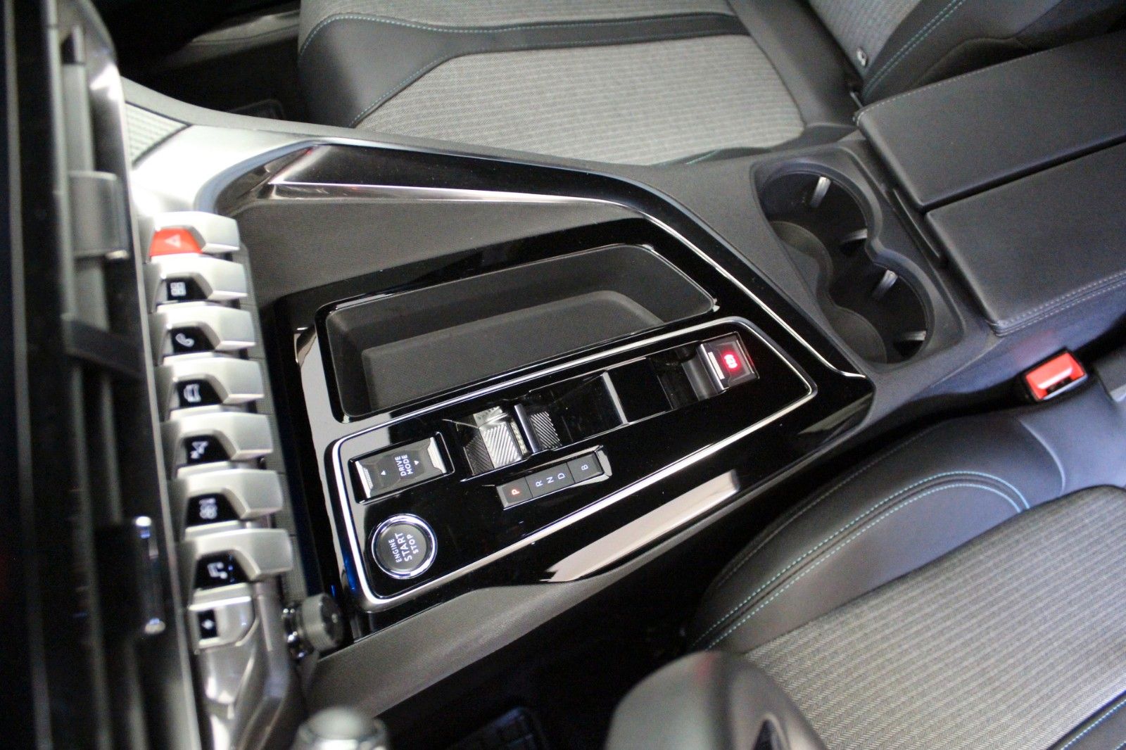 Fahrzeugabbildung Peugeot 3008 Plug-In Hybrid 225 e-EAT8 Allure Pack