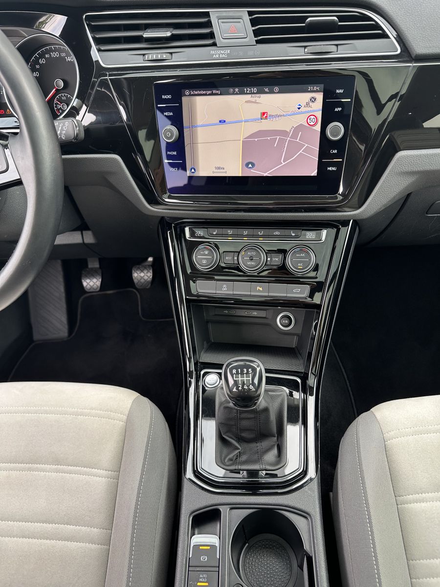 Fahrzeugabbildung Volkswagen Touran 1.5 TSI Highline NAV+LED+PANO+KAM+17ZO+PP