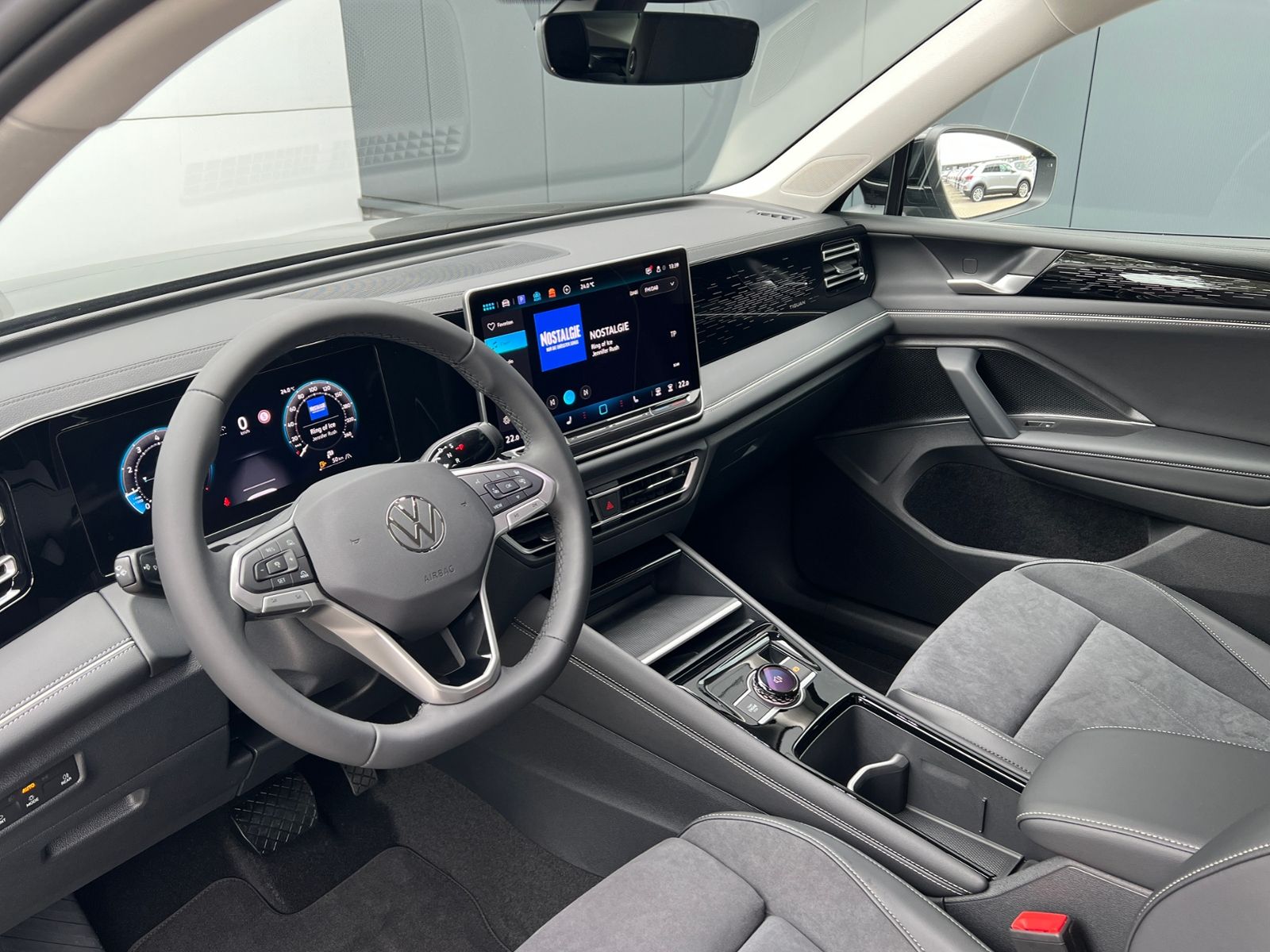 Fahrzeugabbildung Volkswagen Tiguan Elegance 1.5 eTSI DSG *AHK, IQ.Light, Nav