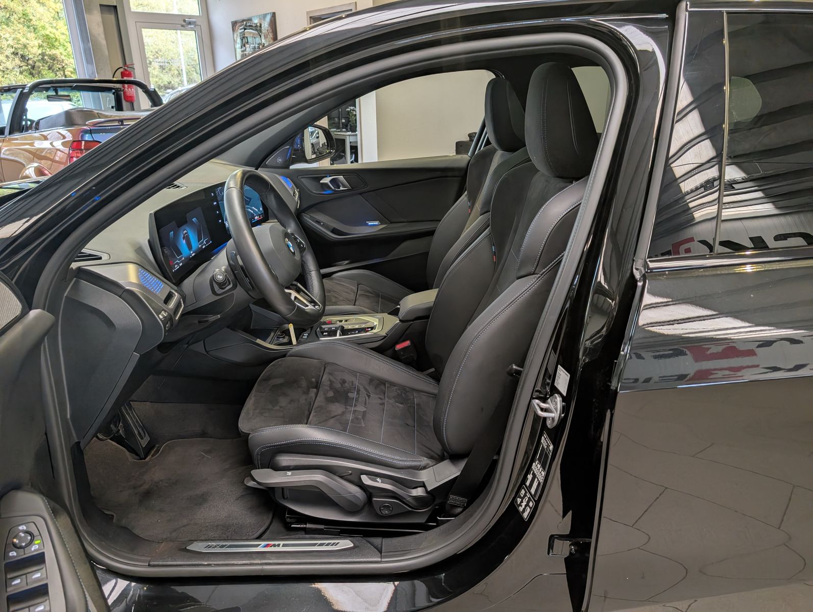 Fahrzeugabbildung BMW 123 i xDrive M-Sport Massag H/K Kamera Pano AHK