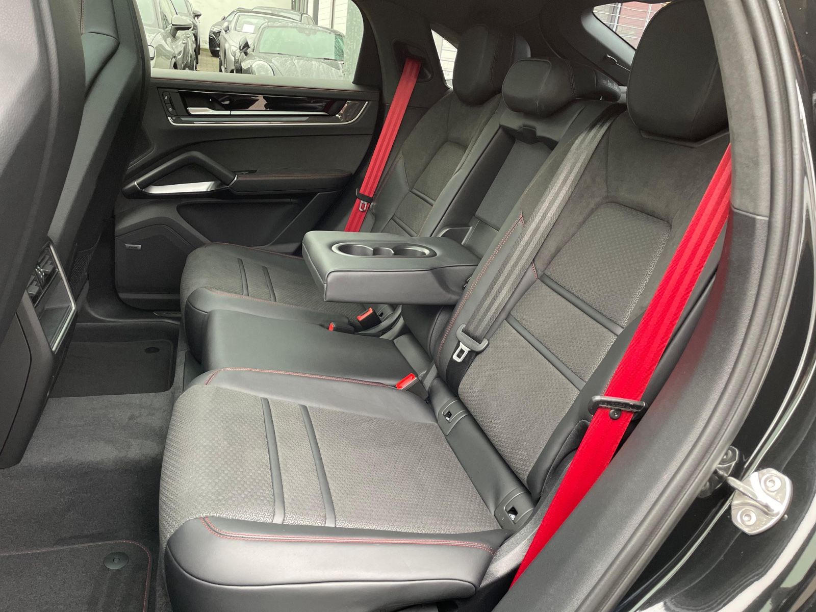 Fahrzeugabbildung Porsche Cayenne GTS Coupé |HUD|Matrix|ACC|AHK|Carbon|22"