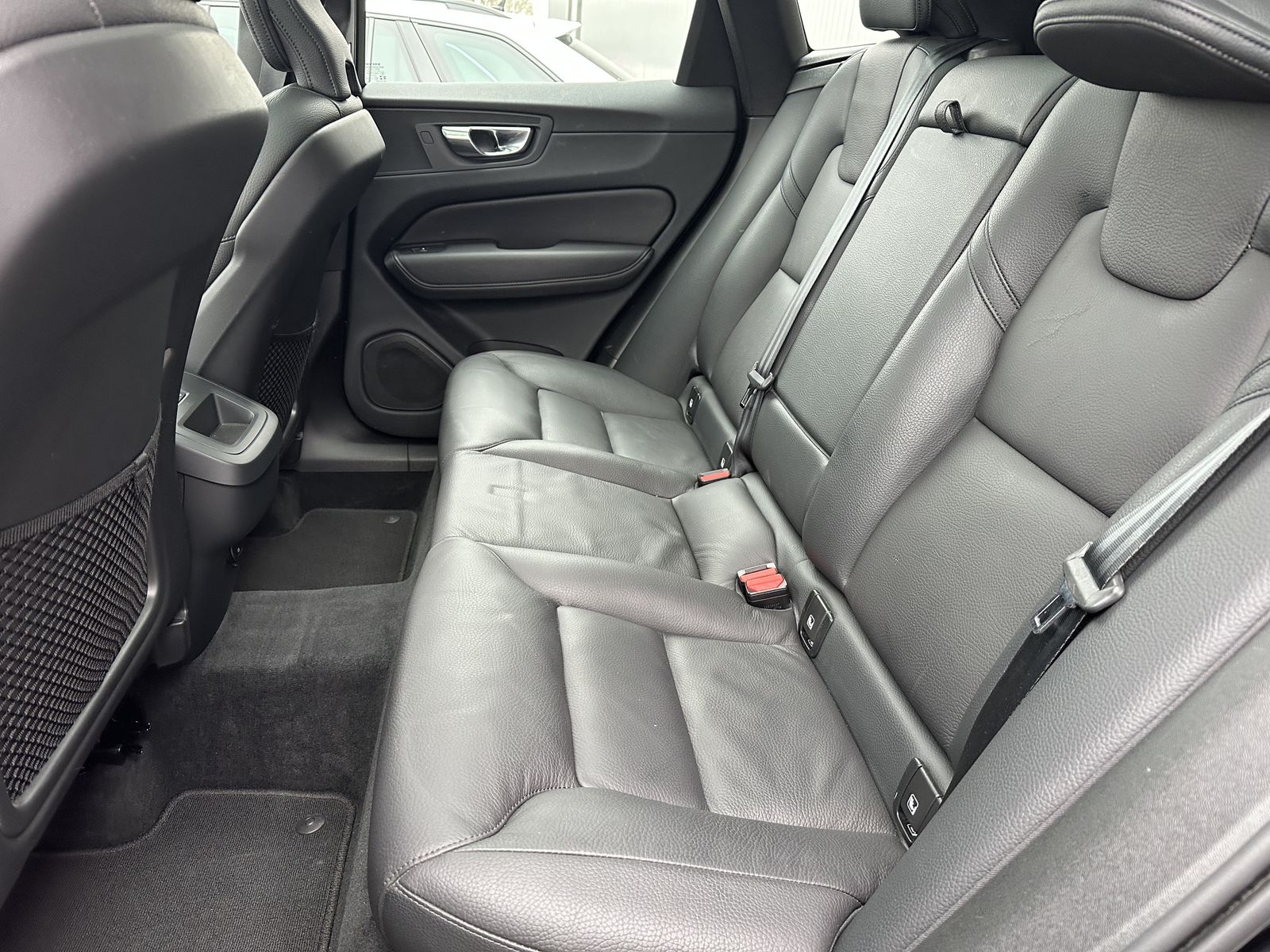 Fahrzeugabbildung Volvo XC60 B4 AWD Plus Dark NAV+LED+ACC+AHK+PANO+VCOCK
