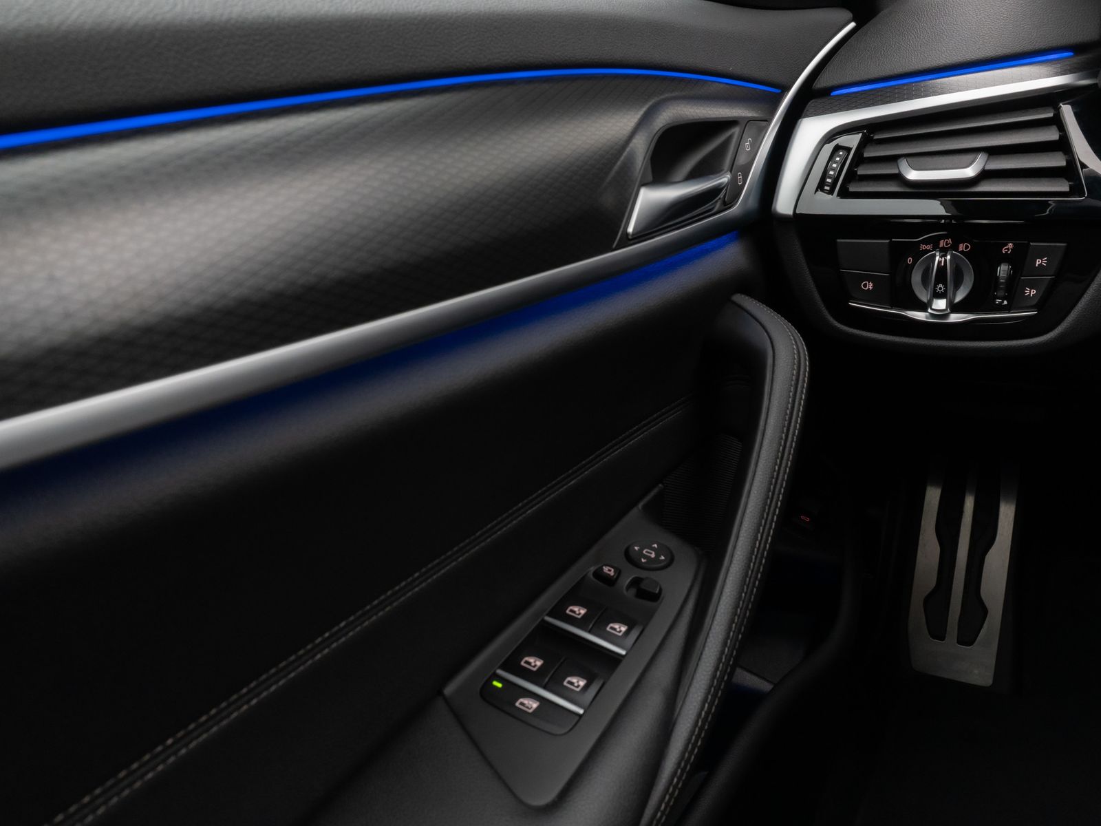 Fahrzeugabbildung BMW 530d M Sport Laser HUD DAB Komfort Alarm 18Zoll