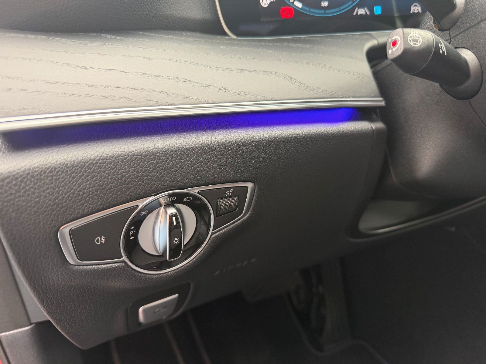 Fahrzeugabbildung Mercedes-Benz E 220d T Massage+Pano+Burm+Distr+360+HUD+Night