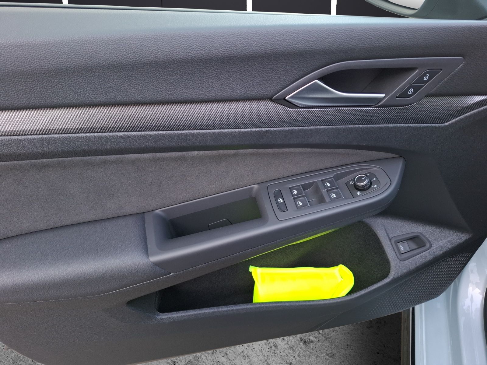 Fahrzeugabbildung Volkswagen Golf VIII Variant eTSI R-Line DSG LED AHK Navi H