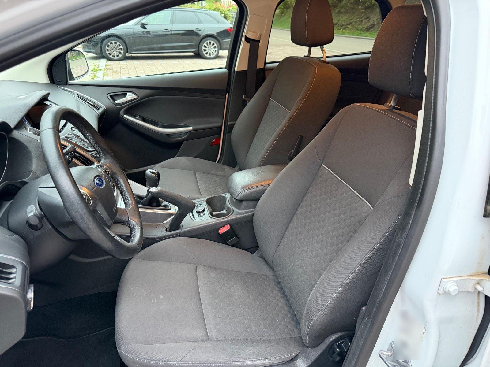 Ford Focus 2013 — interior