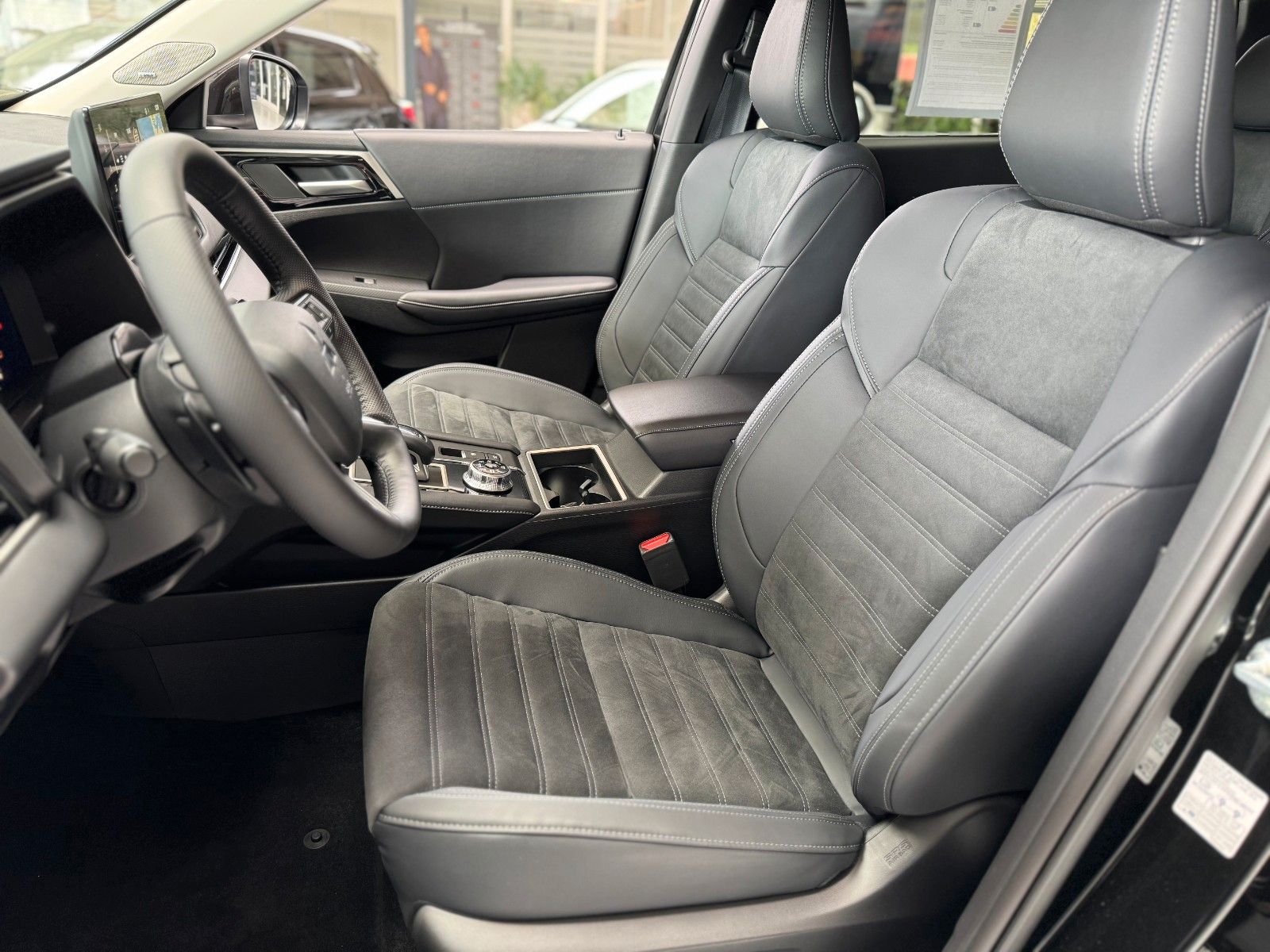 Fahrzeugabbildung Mitsubishi Outlander 2.4 PLUG-IN HYBRID 4WD Intro Edition