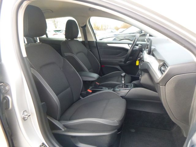 Fahrzeugabbildung Ford Focus Turnier >NAV/LED/KAM/PDC/SHZ<