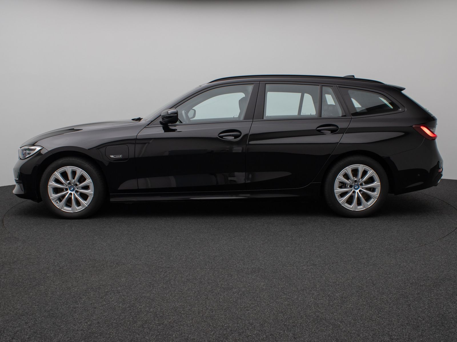 Fahrzeugabbildung BMW 320e xD Panorama Kamera DAB HiFi Alarm Sport LED