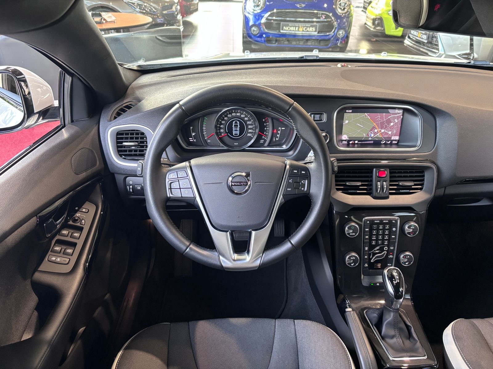Fahrzeugabbildung Volvo V40 Linje Svart LED NAV SHZ PDC RFK ALU