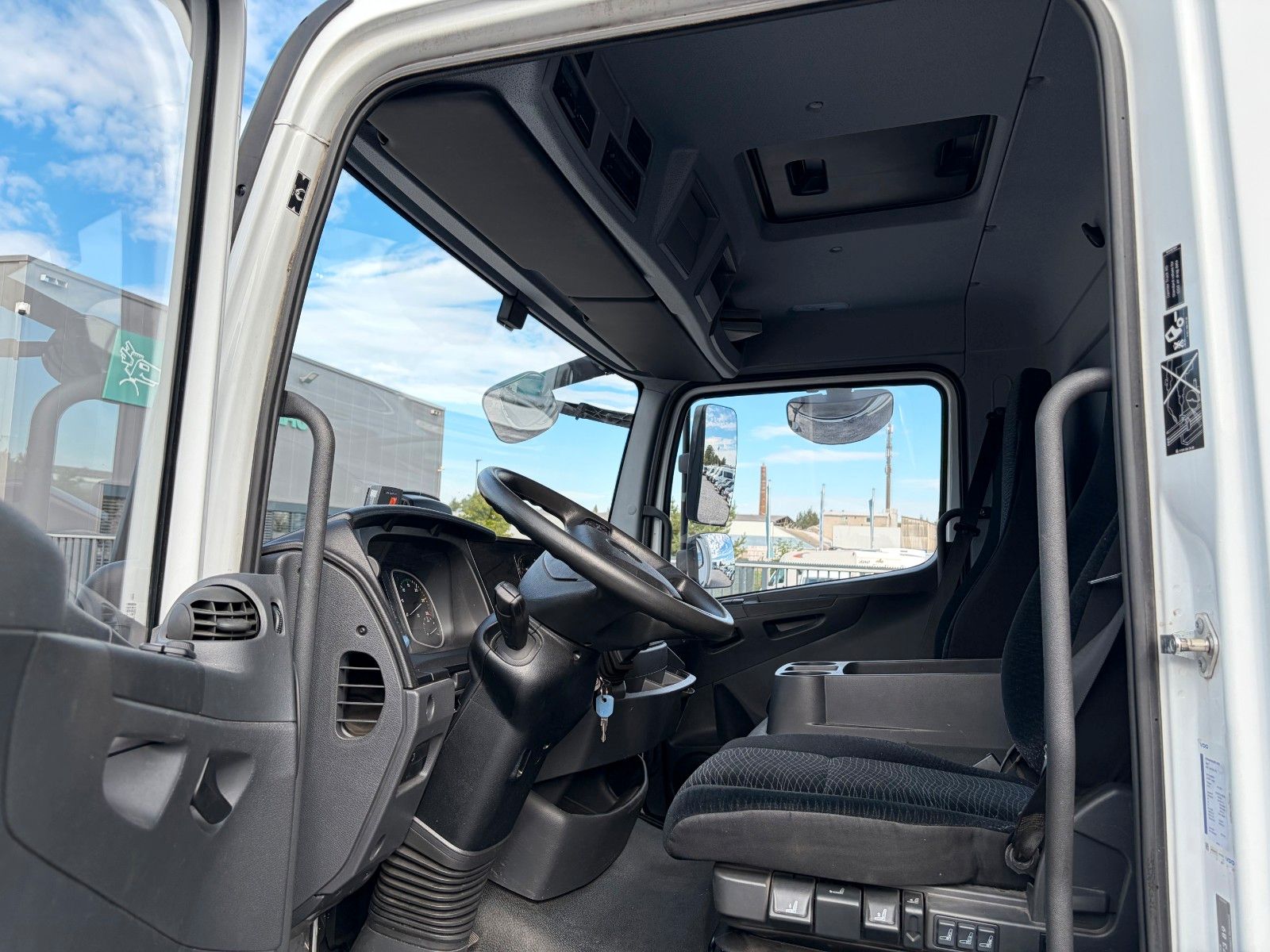 Fahrzeugabbildung Mercedes-Benz Atego 818 L Curtainsaider AHK Tempm.