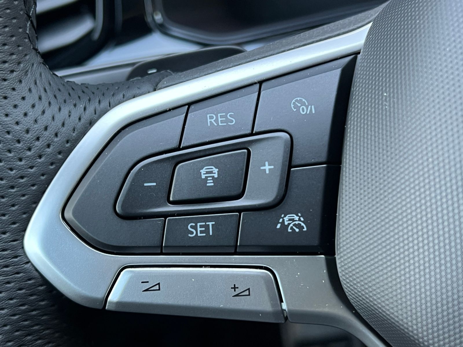 Fahrzeugabbildung Volkswagen T-Roc R-Line 1.5 TSI DSG *AHK, Pano, Black Style